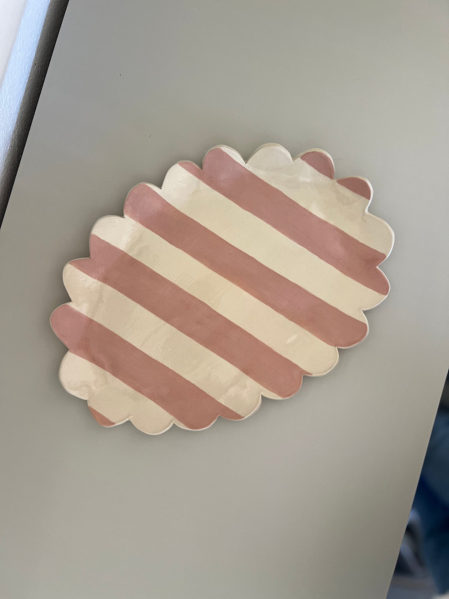Stripe scallop platter